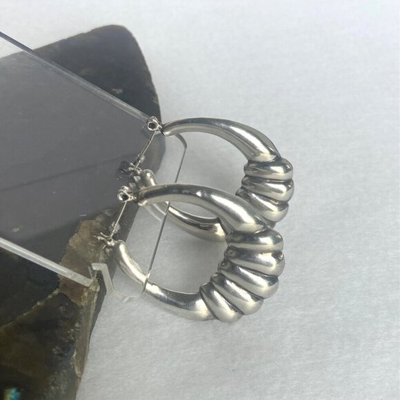 Sterling Silver 925 1.5" Hollow Scalloped Hinged Hoop Earrings - Picture 3 of 16